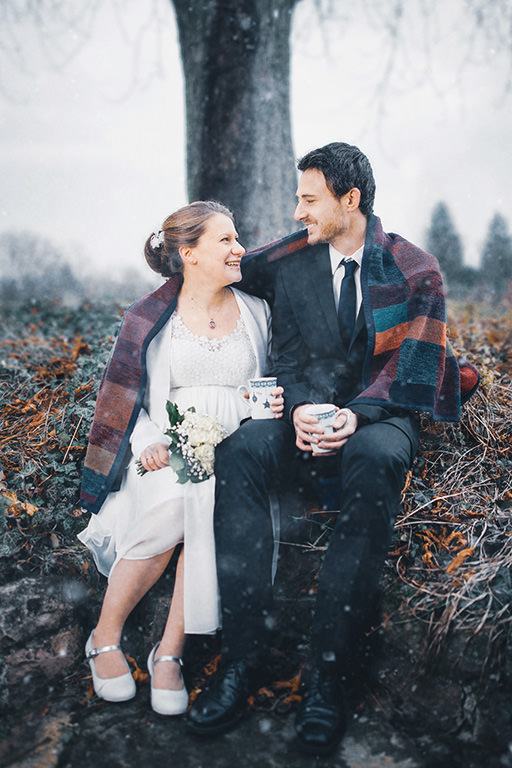 Brautpaar trinkt im Winter einen heißen Tee.